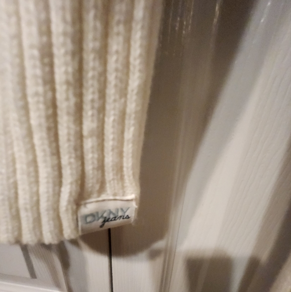 EUC turtleneck sweater by DKNY Jeans - Picture 5 of 5